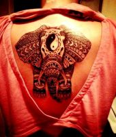 tatuaże słonie na plecach