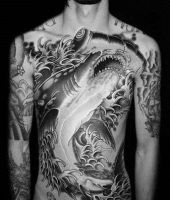 fajny rekin tatuaż na klatce piersiowej