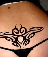 tatuaże tribal na plecach