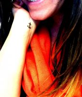 mała kotwica tatuaż na nadgarstku