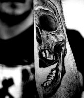 połowa czaszki tatuaż  na ręce