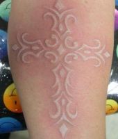 białe tatuaże krzyże