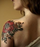 kwiat tatuaż na ramieniu