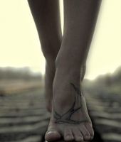 jaskółka tatuaż na stopie