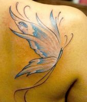 motyl tatuaż na łopatce kobiety