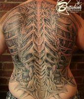 szkielet na plecach piekny tatuaż