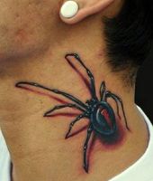 duży pająk na szyi