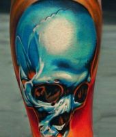 niebieska czaszka niesamowity tatuaż