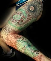 geometryczne tatuaże na całej nodze