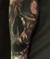 fajna czaszka na nodze