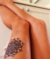 geometryczny wzór tatuazu na udzie