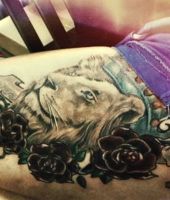 tatuaże lwy na udzie