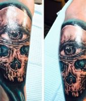 czaszka oko tatuaż