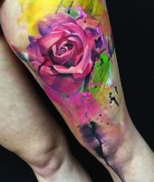 piekna róża tatuaż na udzie