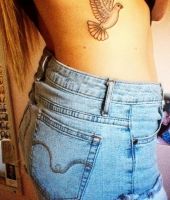 gołębica wytatuowana na żebrach