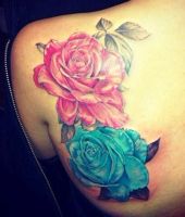 róże tatuaże na łopatce