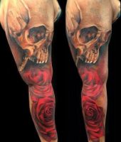 czaszka i czerwone róża tatuaże na ręce