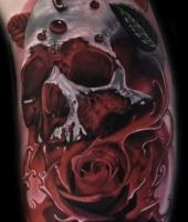 ludzka czaszka i czerwona róża
