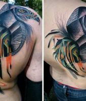 tatuaż z dużym ptakiem na plecach