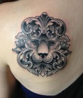 lew tatuaż na łopatce