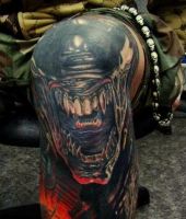 tatuaż z filmu obcy na kolanie