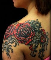 czerwone róże na ramieniu