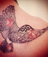 geometryczny tatuaż ptak