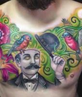 artystyczne tatuaże na klatce piersiowej