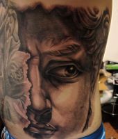 duża tważ tatuaż na żebrach