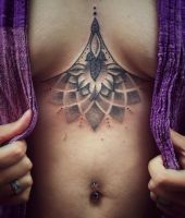 tatuaże na klatkę piersiową dla kobiet