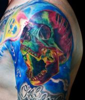 ludzka czaszka kolorowe tatuaże