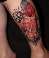 róże na nodze kobiecej