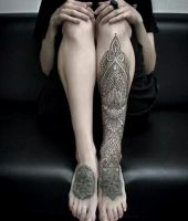 wytatuowana noga pod kolanem