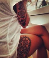 kwiatki na udzie tatuaże dla kobiet