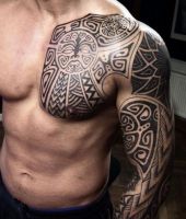 polinezyjskie tatuaże na ramionach