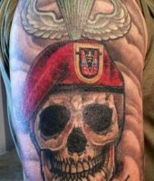 czaszka w czerwonym berecie