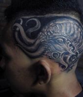 ośmiornica tatuaż na głowie