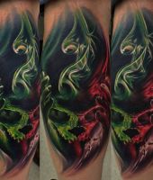 zielono czerwna czaszka tatuaż na ręce