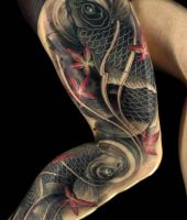 tatuaże ryby koi na nodze