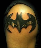logo batmana na ramieniu