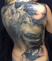 duży wilk tatuaż na plecach
