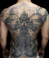 samurai tatuaż na plecach