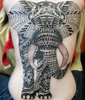 tatuaże słonie na plecach