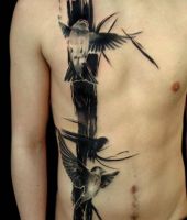 ptaki tatuaże na brzuchu