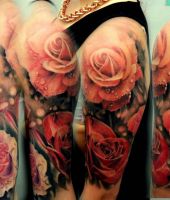 róże tatuaże na ramieniu