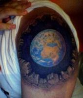planeta tatuaż 3d na ramieniu