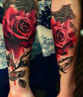 czerwone róże tatuaże na ręce