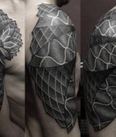 tatuaże na męskim ramieniu