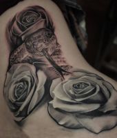 głowa węża i dwie róże