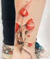 tatuaże maki na łydce